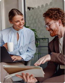 Image d'un expert-comptable qui discute avec sa cliente