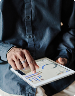Image d'un expert-comptable en train de réfléchir devant des diagrammes sur sa tablette