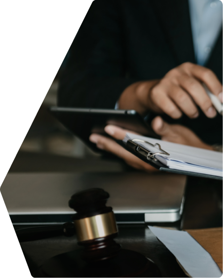 un expert-comptable en train de travailler