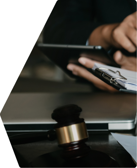 un expert-comptable qui sourit à son client