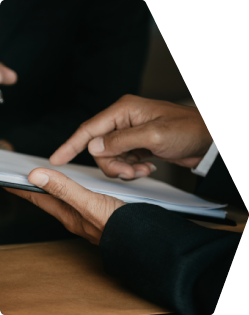 un expert-comptable en train de travailler