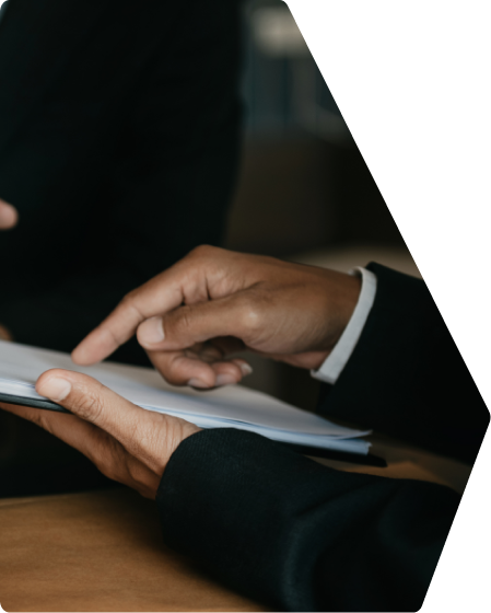 un expert-comptable en train de travailler