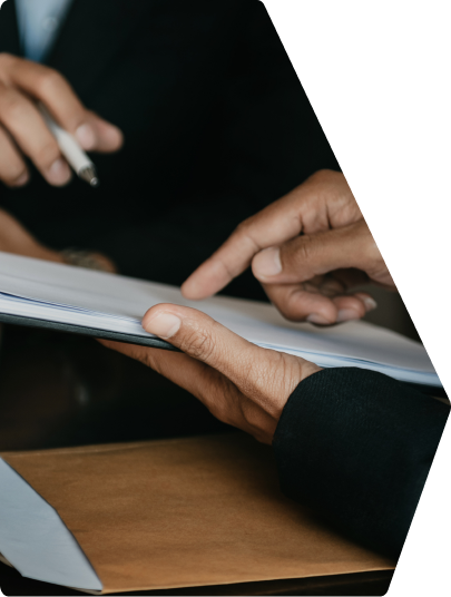 un expert-comptable en train de travailler