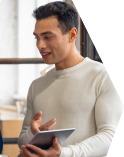 un expert-comptable en train de parler, avec une tablette à la main