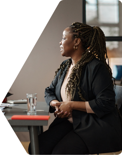une experte-comptable en train de parler de ses clients