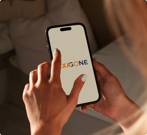 un téléphone avec le logo d'Exagone dessus