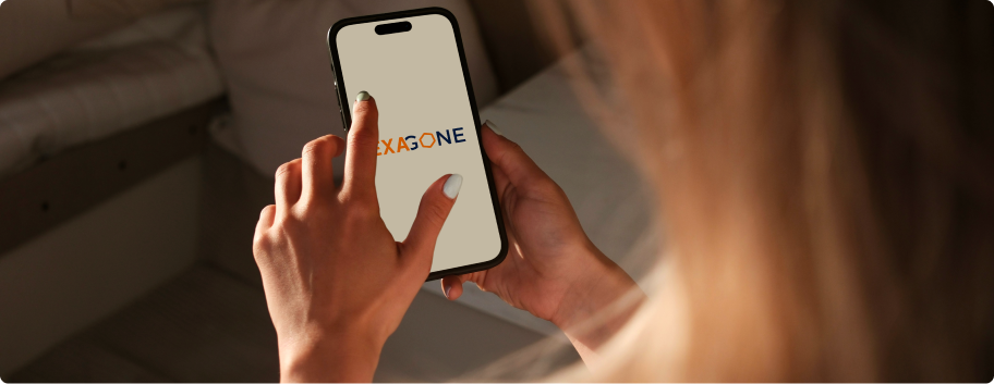 un téléphone avec le logo d'Exagone dessus