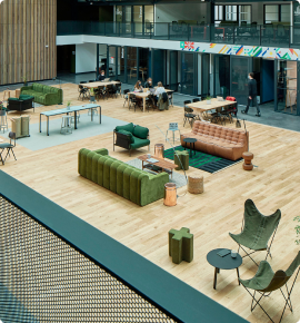 image d'un cycliste roulant dans les rues de Caen