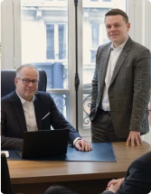 Image d'un expert-comptable qui réfléchit avec un autre expert-comptable
