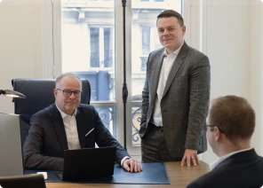 Image d'un expert-comptable qui réfléchit avec un autre expert-comptable