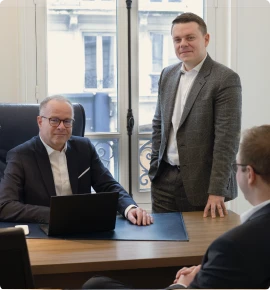 Image d'un expert-comptable qui réfléchit avec un autre expert-comptable