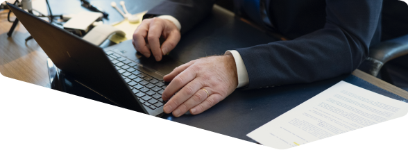 image d'un expert-comptable présentant des données sur un écran, lors d'un réunion avec d'autres expert-comptable