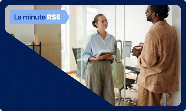 Deux collègues échangent sur la stratégie RSE d'une PME dans une salle de réunion, l'une tenant une tablette, l'autre un gobelet, illustrant la collaboration autour des enjeux RSE en entreprise.