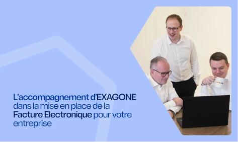 Trois experts EXAGONE échangent autour d’un ordinateur lors d’une réunion sur la facturation électronique.