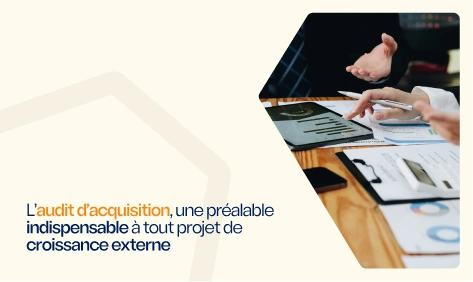 Trois professionnels examinent des documents lors d’un audit d'acquisition pour préparer une opération de croissance externe.