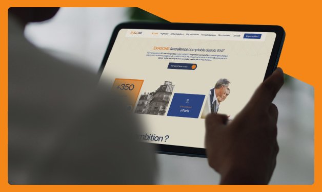 Une personne utilisant une tablette pour naviguer sur le nouveau site internet d’EXAGONE, affichant la page d’accueil avec des informations sur l’expertise comptable