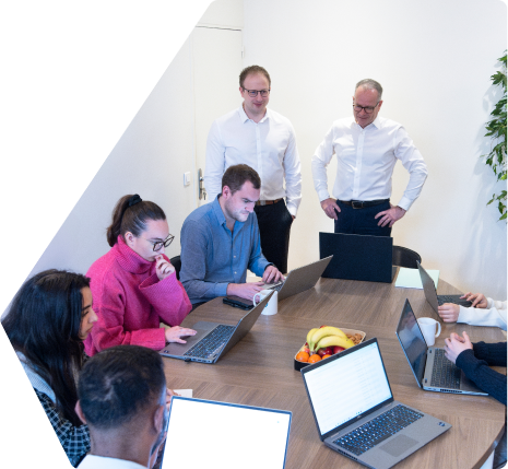 image de quatre experts-comptables en réunion