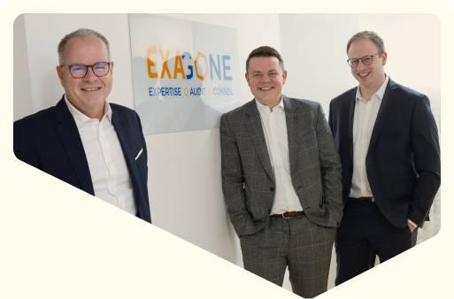L'équipe dirigeante du cabinet Exagone posant devant le logo de l'entreprise, illustrant leur expertise en audit, conseil et expertise comptable.
