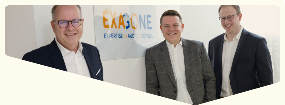 L'équipe dirigeante du cabinet Exagone posant devant le logo de l'entreprise, illustrant leur expertise en audit, conseil et expertise comptable.