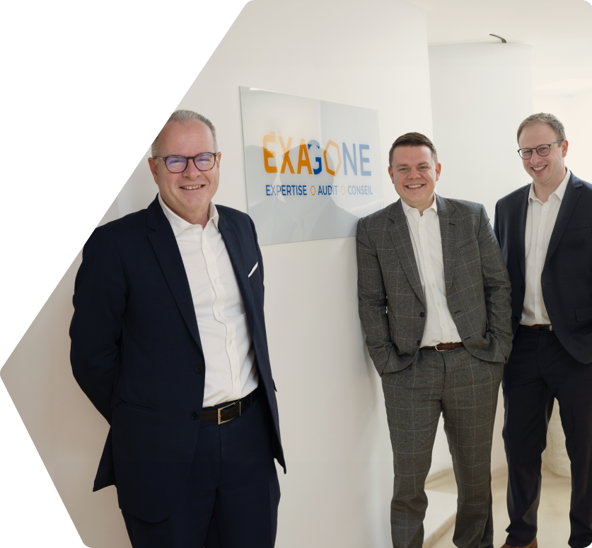 L'équipe dirigeante du cabinet Exagone posant devant le logo de l'entreprise, illustrant leur expertise en audit, conseil et expertise comptable.