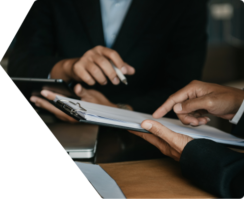 image d'un expert comptable qui parle avec deux clients
