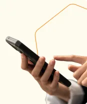 image d'un expert-comptable qui consulte son téléphone