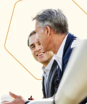 image de 2 experts-comptable qui discutent