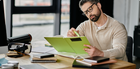 deux experts-comptables qui réfléchissent devant des papiers et une tablette