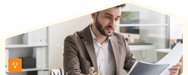 un expert comptable qui étudie des papiers