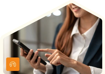 une experte comptable sur son téléphone