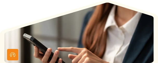 une experte comptable sur son téléphone