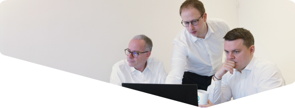image de quatre experts-comptables en réunion