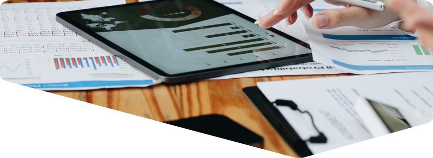 deux experts-comptables qui réfléchissent devant des papiers et une tablette