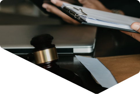 image d'un expert comptable qui parle avec deux clients