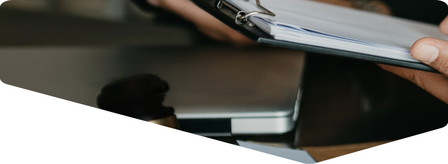 image d'un expert comptable qui parle avec deux clients