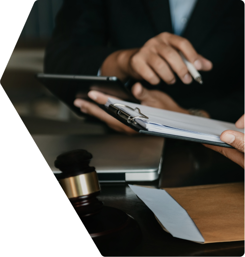 image d'un expert comptable qui parle avec deux clients