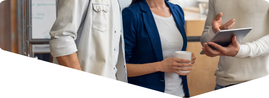 image d'un expert comptable qui parle avec deux clients