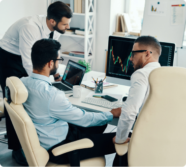 un expert-comptable en train de travailler sur un ordinateur