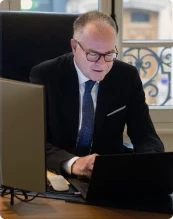 trois expert-comptables en train de travailler sur des ordinateurs