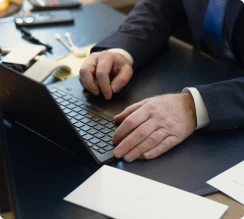 un expert-comptable en train de travailler sur un ordinateur
