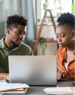 un expert-comptable en train de travailler sur un ordinateur avec sa cliente à côté