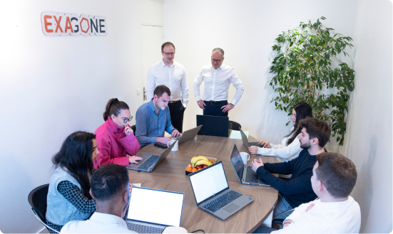 un expert-comptable en train de serrer la main à un client