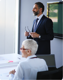 un expert-comptable en train de travailler sur un ordinateur avec sa cliente à côté