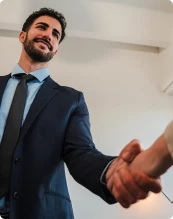 un expert-comptable en train de serrer la main à un client