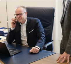 Réunion de travail RSE avec un expert EXAGONE présentant une stratégie de durabilité